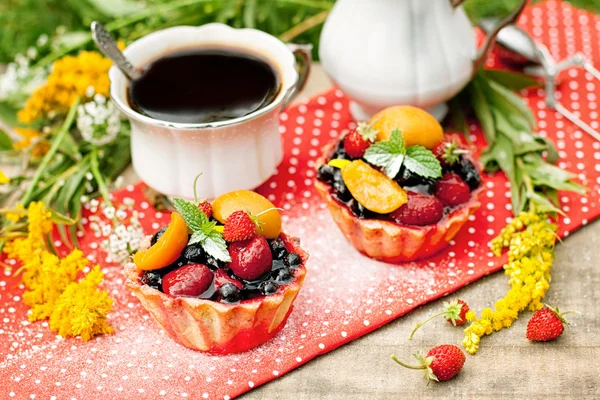 Breakfast with berries cakes and coffee — Stock Photo, Image