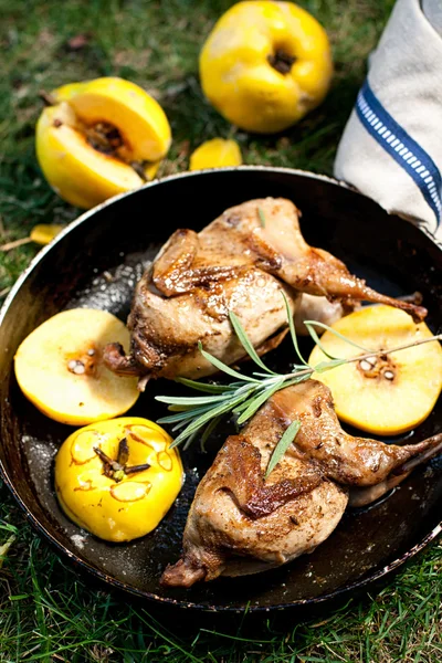 Codornices asadas con membrillo — Foto de Stock