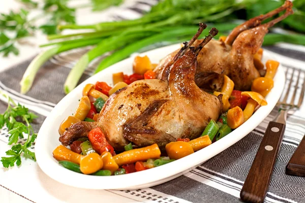 перепелки приготовить. домашняя дичь. куропатка зажаренная. перепелка на гриле. жареный фазан.