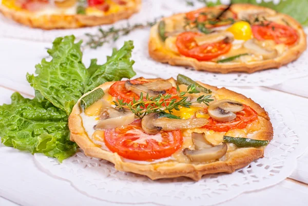 Mini tartlets with champignon, tomato, cheese, quail eggs and bl — Stock Photo, Image