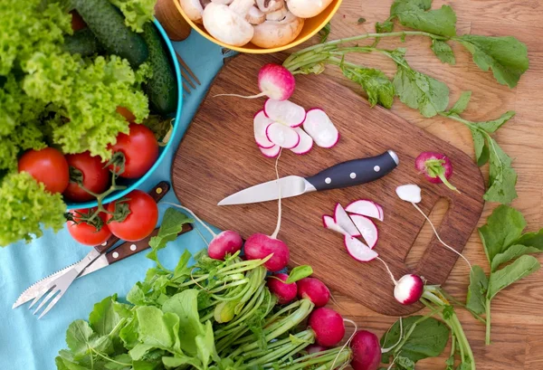 Ravanello crudo tritato e un'altra verdura fresca sul tavolo della cucina, vista dall'alto — Foto Stock