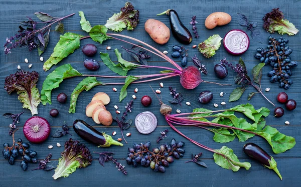 Coleta de frutas e legumes roxos frescos — Fotografia de Stock