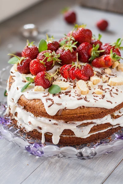 Bolo com creme branco decorado por morangos — Fotografia de Stock