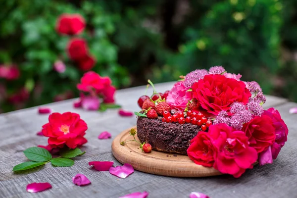 Gâteau décoré de baies et roses — Photo