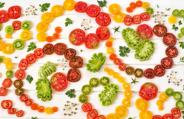 Schöne reife Tomaten auf Holzoberfläche — Stockfoto