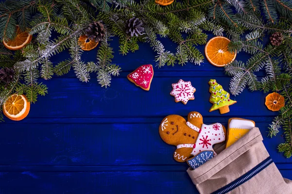 Fir tree en peperkoek kerstkoekjes op de blauwe houten bo — Stockfoto