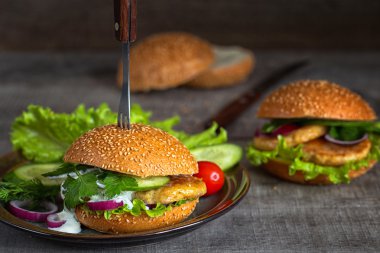 Taze sebzeli ev yapımı hamburgerler