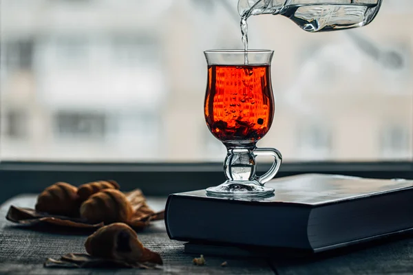 Copo com chá quente em um fundo gelado da janela do dia de inverno — Fotografia de Stock