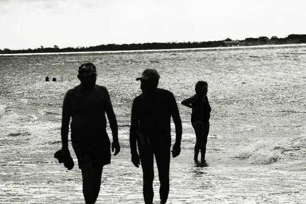 Menschen. Silhouetten. Ozean. — Stockfoto