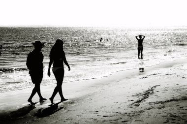 Plaj. Öğleden sonra.