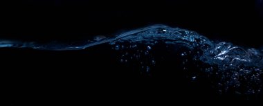 Siyah arkaplanda su dalgası