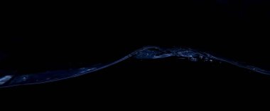 Siyah arkaplanda su dalgası