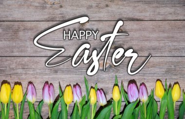 Sarı ve mor laleli ahşap bir masa