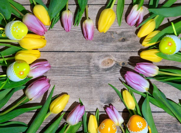 Tavolo Legno Con Tulipani Gialli Viola — Foto Stock