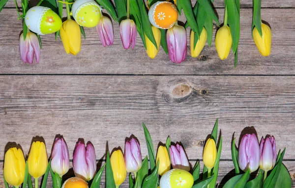 Tavolo Legno Con Tulipani Gialli Viola — Foto Stock