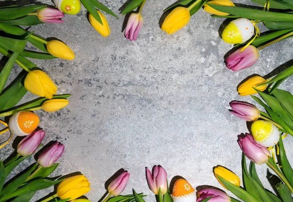 Una Cartolina Pasqua Con Tulipani Tavolo Pietra — Foto Stock