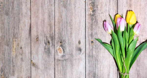 Una Cartolina Pasquale Con Tulipani Tavolo Legno — Foto Stock