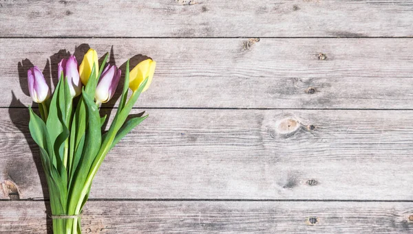 Una Cartolina Pasquale Con Tulipani Tavolo Legno — Foto Stock