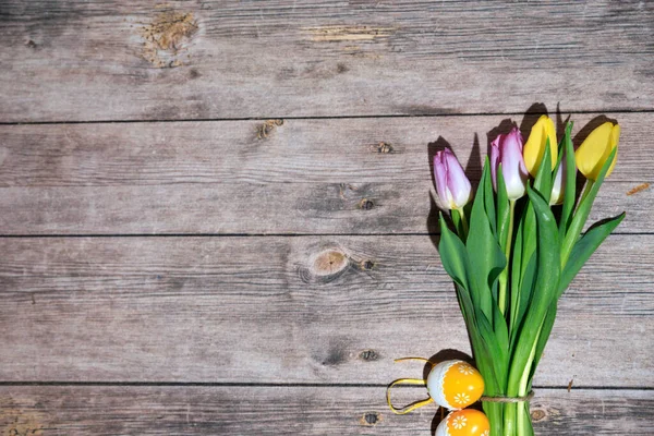 Una Cartolina Pasquale Con Tulipani Tavolo Legno — Foto Stock