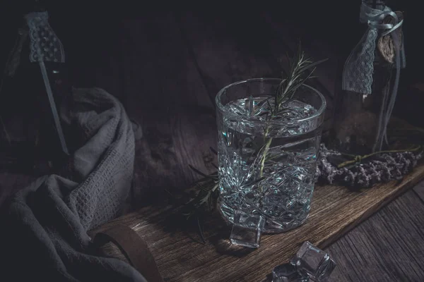 Hausgemachter Gin Tonic Auf Schwarzem Tisch Mit Ein Paar Blumen — Stockfoto