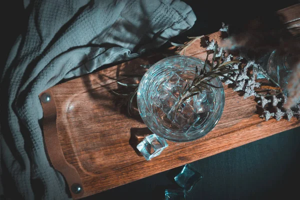 Hausgemachter Gin Tonic Auf Schwarzem Tisch Mit Ein Paar Blumen — Stockfoto