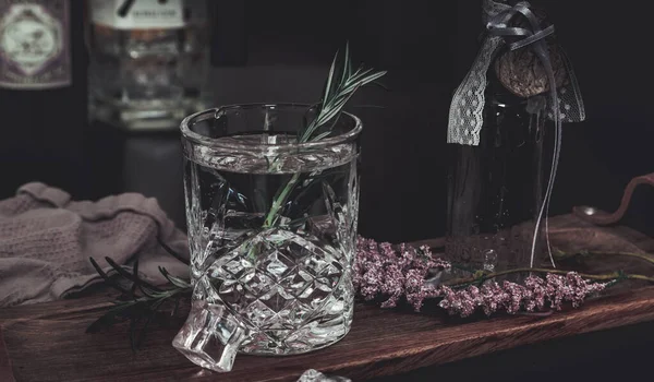 Siyah masa üzerinde ev yapımı cin tonik ve biraz çiçek fotokopi alanı ile üst görünüm
