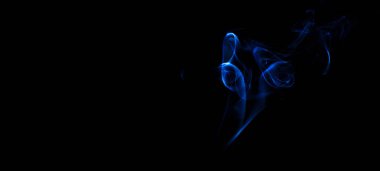 Siyah arka planda mavi duman. Siyah arka planda yangın tasarımı dumanı. ateş tasarımı