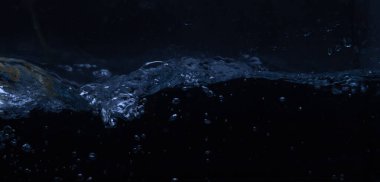 Siyah arkaplanda su dalgası