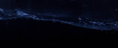 Siyah arkaplanda bir dalga