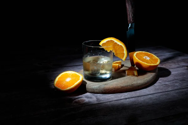 Ein Einziges Getränk Mit Etwas Orange Auf Schwarzem Hintergrund — Stockfoto