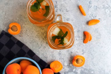 Kayısı ve buzlu iki yaz kokteyli.