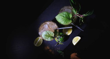 Siyah arkaplanda Caipirinha