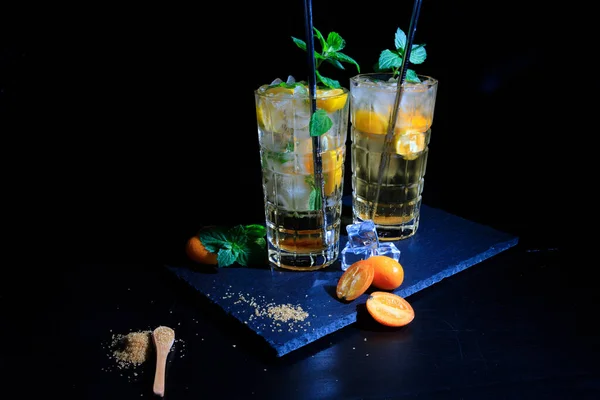 Zwei Drinks Mit Minze Und Kumquat Auf Schwarzem Hintergrund — Stockfoto