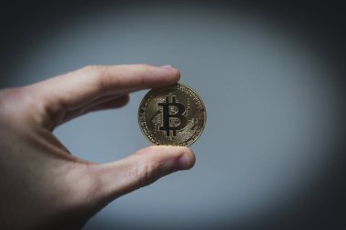 bitcoin dolar siyah bir arka plan ile spot altın bitcoins