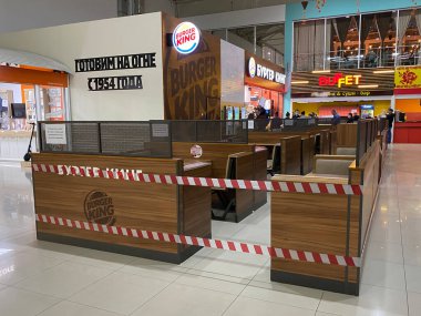 Mall 'daki Burger King yemek bölümü koronavirüs karantinası nedeniyle kapalı. Salgın sırasında kafeye girmek yasaktır. Uyarı bandıyla her yer kapatılır. Volgodonsk, Rusya 28 Ekim 2020.