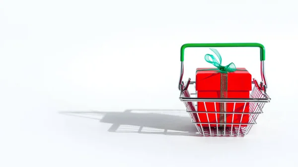 带有红色礼品盒的购物篮 白色孤立的背景 圣诞节网上购物 复制空间 新年假期销售和折扣 黑色星期五 贸易业务 案文的篇幅 — 图库照片