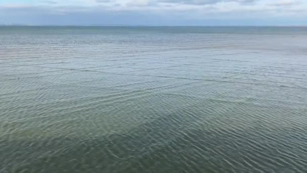 Fenómeno natural raro. Ondas quadradas ou cruzadas no mar de Tsimlyansk, Rússia, região de Rostov. O perigo do reservatório de água. É proibido para pessoas e pequenos barcos e navios nadar em mau tempo. — Vídeo de Stock