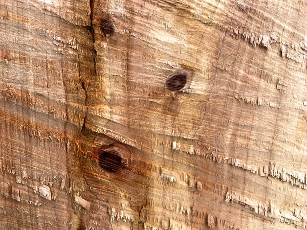Braune Holzunterlage. Ein Schnitt aus natürlichem Holz. Ansicht von oben. Natürliches rohes, nicht gehobeltes Holz aus Nadelkiefern. Die Oberfläche des Tisches zum Schießen lag flach im Grunge-Stil. Kopierraum. — Stockfoto