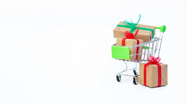 Μικρό καλάθι παντοπωλείο με κουτιά δώρων σε λευκό φόντο. Δώρα για την ημέρα του Αγίου Βαλεντίνου, τα Χριστούγεννα και τα γενέθλια. Αγορές online. Προσφορές διακοπών και εκπτώσεις για το νέο έτος. Λιανικές και χονδρικές αγορές. — Φωτογραφία Αρχείου