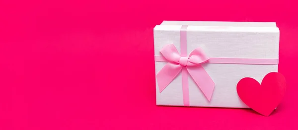 粉红背景的心形礼盒和礼卡。情人节、圣诞节和生日送爱的礼物。精美的白色包装与缎带。给你爱的人一个惊喜节日快乐. — 图库照片