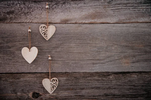 발렌타인데이 나무로 심장을 갈색의 위에서 납작하게 수있는 테이블의 콘셉트 로맨틱 — 스톡 사진