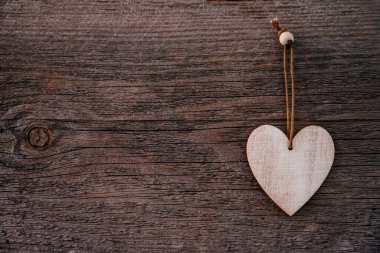 Sevgililer Günü geçmişi. Kahverengi doğal tahtalar, grunge stili, tek tahta kalpli. Üst Manzara. Düz atış yapmak için masanın yüzeyi. Aşk kavramı, romantik ilişki. Metin için alanı kopyala.