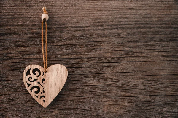 Valentijnsdag achtergrond. Bruine natuurlijke planken in grunge stijl met een houten decoratieve hartjes. Bovenaanzicht. Oppervlakte van de tafel om plat te schieten. Concept liefde, romantische relatie. Kopieer ruimte voor tekst. — Stockfoto