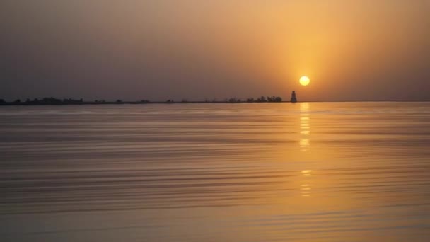 Bela Paisagem Cênica Pôr Sol Dourado Mar Completa Calma Superfície — Vídeo de Stock