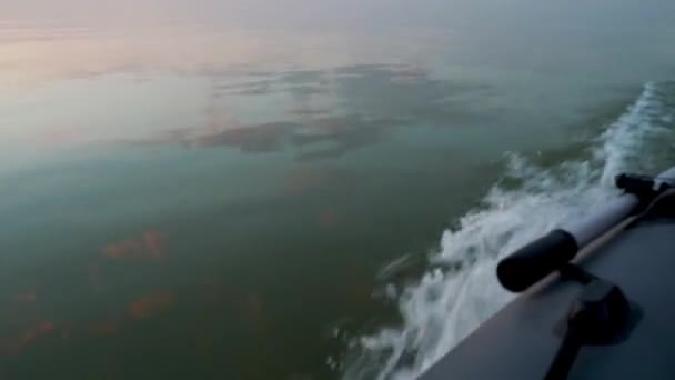 Reflectarea Cerului Apusului Soare Apă Timp Călăriți Barcă Motor Viteză — Videoclip de stoc