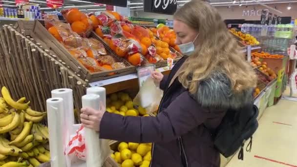 Młoda Kobieta Masce Ochronnej Otwiera Plastikową Torbę Aby Kupić Świeże — Wideo stockowe