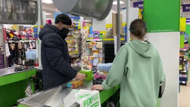戴防护面具的人在超市用信用卡结帐购物 出纳员打孔的产品 在大肠病毒大流行期间去杂货店看看 2021年2月12日 — 图库视频影像