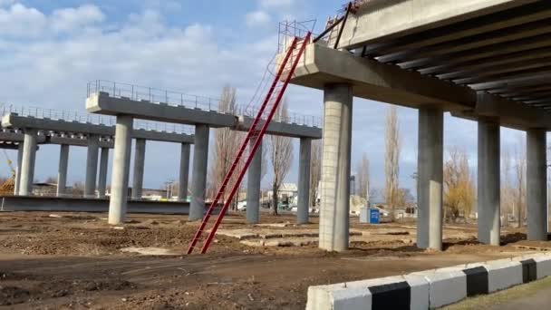 鉄筋コンクリート橋の建設 都市交通を緩和するための新しい道路動脈 ラッシュ時に市内の交通渋滞の問題を解決 — ストック動画