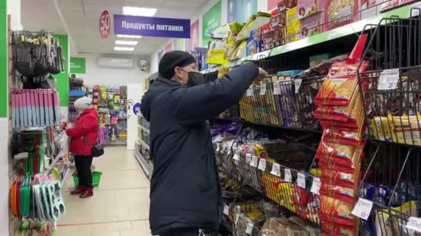 Мужчина Женщина Защитных Масках Выбирают Товары Полках Супермаркетов Люди Посещают — стоковое видео