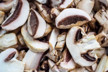 Taze olmayan mantar ve şampiyonların geçmişi. Sebze dükkanındaki ürünler yakın plandaki ilk tazelik değildir. Mantar yerken dikkatli ol.